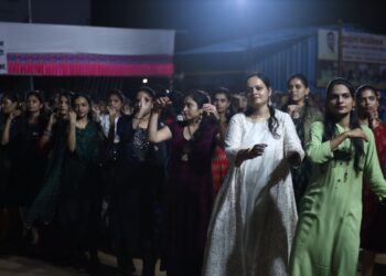 शहादा व परिसरातील तरूणाई मोशी पुणे येथे थिरकली पारंपारीक गरब्यावर