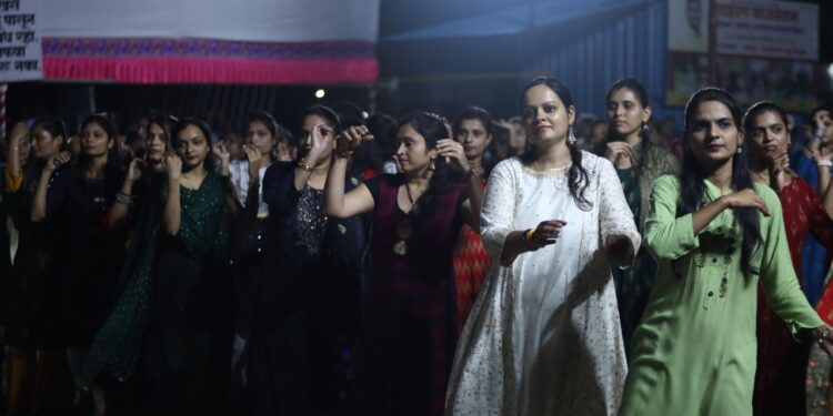 शहादा व परिसरातील तरूणाई मोशी पुणे येथे थिरकली पारंपारीक गरब्यावर