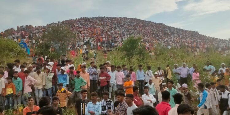 काठी येथे आठशे वर्षांची परंपरा असलेला दसरा पूजन उत्साहात, घोड्यांची शर्यत सुरूच, हजारो नागरिकांची उपस्थिती