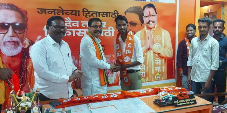 आ.आमश्या पाडवी यांच्या नेतृत्वात शिवसेनेत शेकडो कार्यकर्त्यांचा प्रवेश