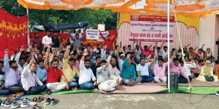 समुदाय आरोग्य अधिकार्यांचे जिल्हा परिषदेसमोर धरणे आंदोलन