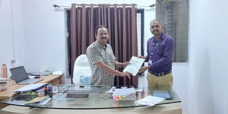 वरिष्ठ सहाय्यक यांची हकालपट्टी करा, सीईओ यांना प्रहार शिक्षक संघटनेचे निवेदन