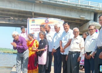 नदी संवाद यात्रेनिमित्त लोणखेडा येथे गोमाई नदीत जलपूजन