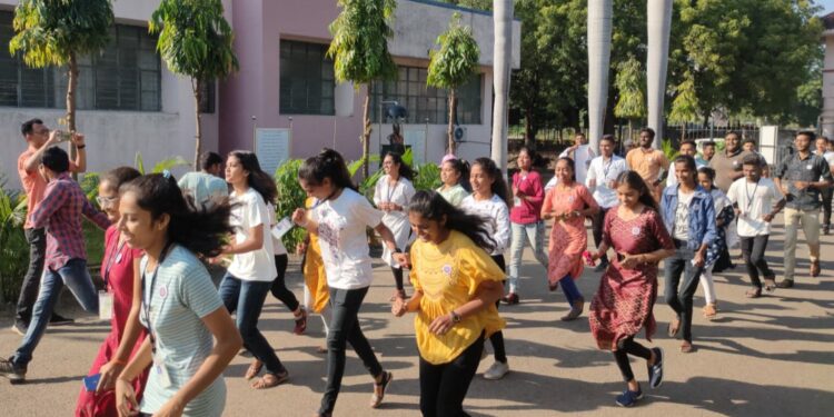 शहादा महाविद्यालय राष्ट्रीय सेवा योजनेच्या माध्यमातून  फिट इंडिया फ्रिडम रन