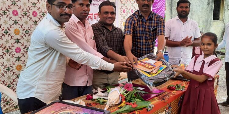 आय सीड फाउंडेशनतर्फे शैक्षणिक साहित्य वाटप