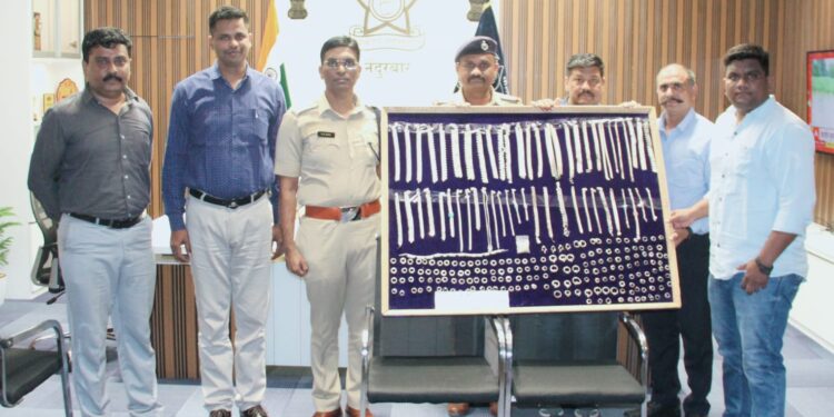 शहादा येथील ज्वलेर्सचे दुकान फोडणाऱ्या दोन आरोपीतांना 24 तासाच्या आत पाच किलो चांदीच्या मुद्देमालासह अटक