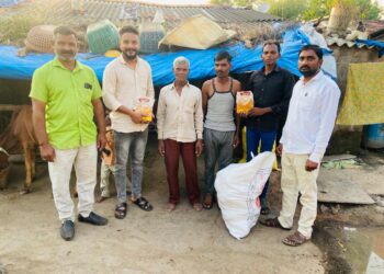 चिनोदा येथे तरुण युवकांतर्फे दिवाळी फराळ वाटप