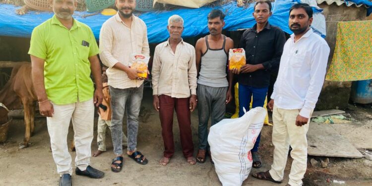 चिनोदा येथे तरुण युवकांतर्फे दिवाळी फराळ वाटप