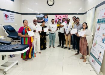 प्रेरणादायी उपक्रम: मुलाचा पहिला वाढदिवस कुटुंबातील सर्वांनी  रक्तदान करून केला साजरा