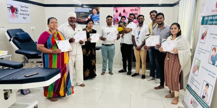 प्रेरणादायी उपक्रम: मुलाचा पहिला वाढदिवस कुटुंबातील सर्वांनी  रक्तदान करून केला साजरा