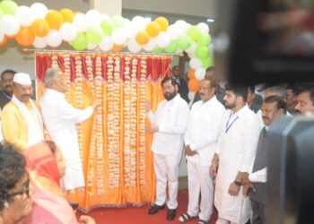 नंदूरबार पालिकेला मुख्यमंत्र्यांनी तीन मिनिटात दिले सात कोटी २८ लाख, प्रशासकीय इमारतीचे लोकार्पण