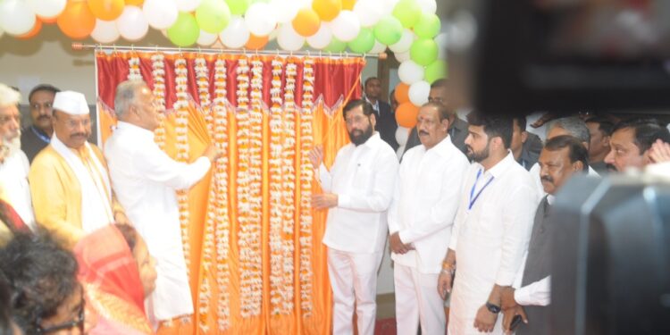 नंदूरबार पालिकेला मुख्यमंत्र्यांनी तीन मिनिटात दिले सात कोटी २८ लाख, प्रशासकीय इमारतीचे लोकार्पण