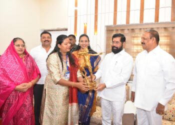 मुख्यमंत्री यांना डॉ. गावित परिवाराने दिली वीर बिरसा मुंडा आणि एकलव्य यांच्या मूर्तींची अनोखी भेट