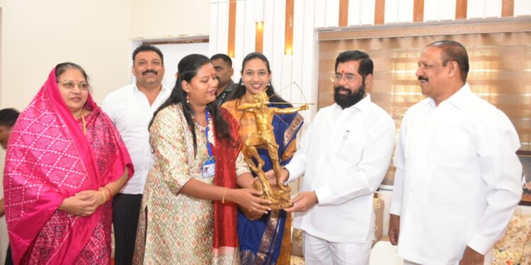 मुख्यमंत्री यांना डॉ. गावित परिवाराने दिली वीर बिरसा मुंडा आणि एकलव्य यांच्या मूर्तींची अनोखी भेट