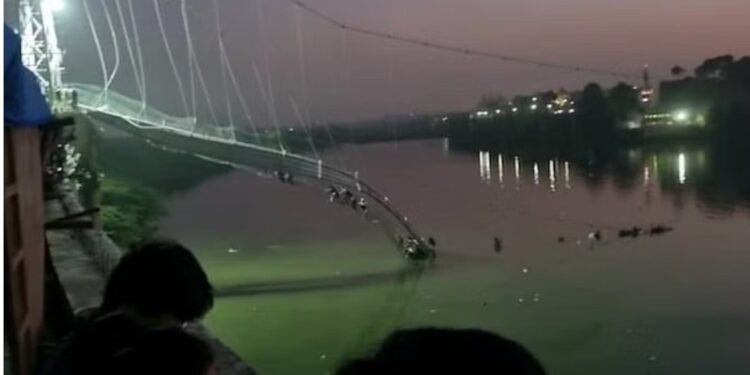 मोठ्ठी बातमी: मोरबी येथे झूलता पुल कोसळून  132 जणांचा मृत्यू , पाच दिवसांपूर्वी झाले होते नूतनीकरण