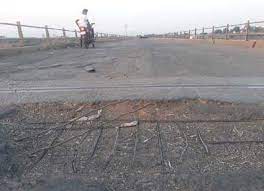 येत्या सात दिवसात रस्ता दुरुस्ती कामास सुरुवात न झाल्यास तीव्र आंदोलन छेडण्याचा इशारा