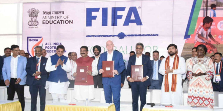 राज्यातील प्रत्येक शाळेत फुटबॉल खेळ पोहचविणार : शालेय शिक्षण मंत्री दीपक केसरकर
