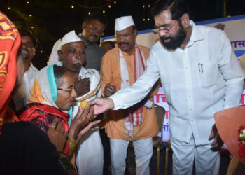 शेतकरी कुटुंबियांसोबत मुख्यमंत्री एकनाथ शिंदे यांनी सहकुटुंब दिवाळी केली साजरी