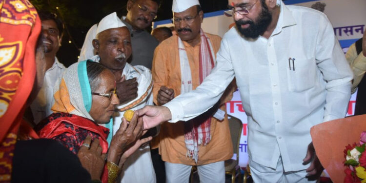 शेतकरी कुटुंबियांसोबत मुख्यमंत्री एकनाथ शिंदे यांनी सहकुटुंब दिवाळी केली साजरी