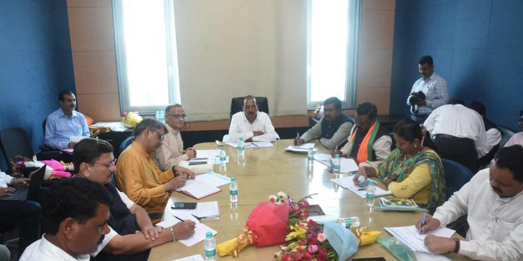 आदिवासींना रोजगार उपलब्ध करून स्थलांतराचा प्रश्न सोडवणार : आदिवासी विकास मंत्री डॉ. विजयकुमार गावित