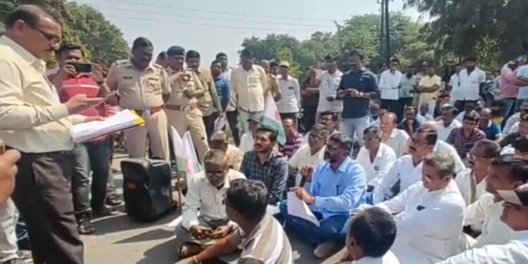 शहादा दोंडाईचा रस्त्यावर रस्त्याच्या दुरुस्तीसाठी नागरिकांचे आंदोलन