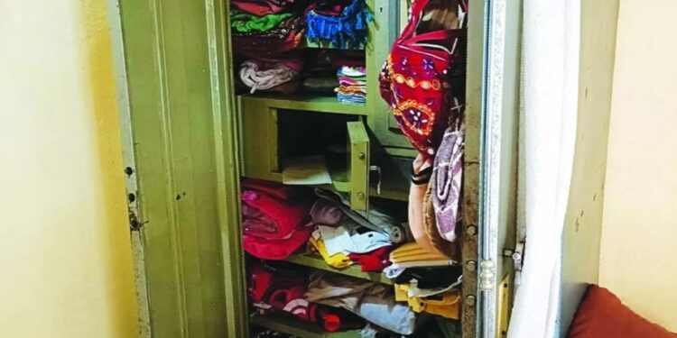 शिक्षक गेले सुटीत गावी, चोरट्यांनी मारला घरात डल्ला, रोकडसह सोन्या चांदीचा ऐवज लंपास