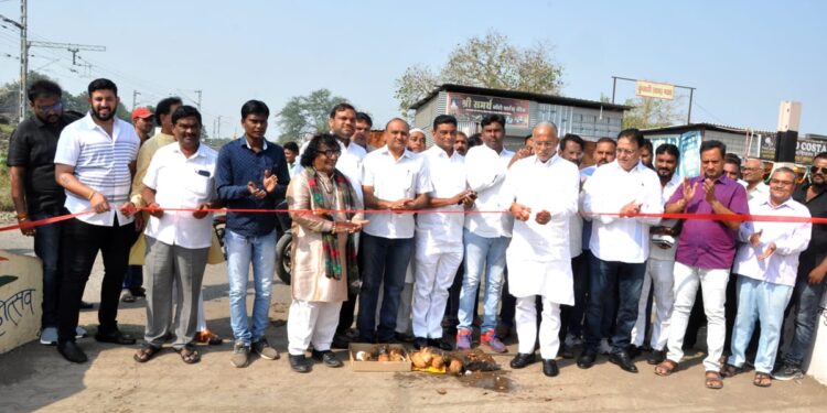 अखेर नळव्या रस्त्यावरील रेल्वे बोगदा नागरिकांसाठी खुला