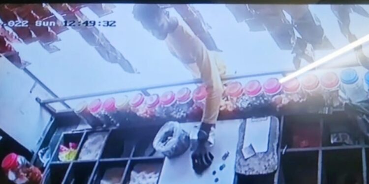 नवापूर येथे मोबाईल चोरी प्रकरणी एकास अटक