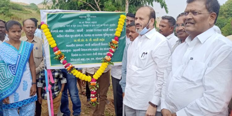 पाडलीच्या उदय नदीवरील रस्ता पूल कामाचे आमदार ॲड के.सी.पाडवी यांच्या हस्ते भूमिपूजन