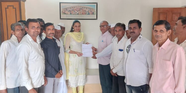 खोक्राळेसह पूर्व भागात दुष्काळ जाहीर करण्याच्या मागणीसाठी जि.प.अध्यक्षा डॉ.सुप्रिया गावित यांना निवेदन