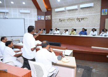 प्रशासन शेतकऱ्यांची आत्महत्या करण्याची वाट पाहत आहे का?  विहिर अनुदान वाटप रखडल्याने जि. प. च्या सभेत सदस्य आक्रमक