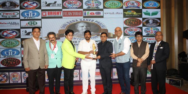 अरे व्वा : नंदूरबार जिल्ह्यातील सुपूत्रास दादासाहेब फाळके आंतरराष्ट्रीय चित्रपट आणि दूरचित्रवाणी पुरस्काराने सन्मानीत