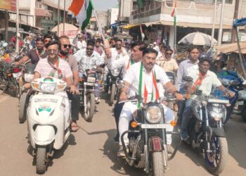 राहुल गांधींच्या भारत जोडो यात्रेला समर्थन करण्यासाठी नवापूर शहरातून काँग्रेसच्या वतीने बाईक रॅली