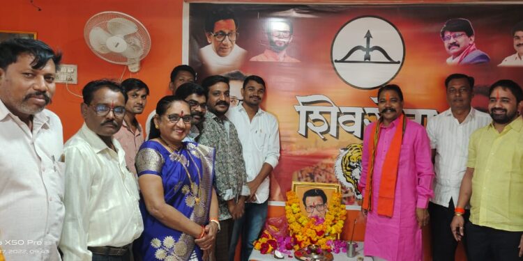 अक्कलकुवा  येथे हिंदु हृदय सम्राट शिवसेना प्रमुख बाळासाहेब ठाकरे यांच्या पुण्यतिथी निमित्त अभिवादन