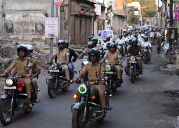 हेल्मेटचा वापर करण्यासाठी जिल्हा पोलीस दलातर्फे हेल्मेटसह मोटार सायकल रॅली