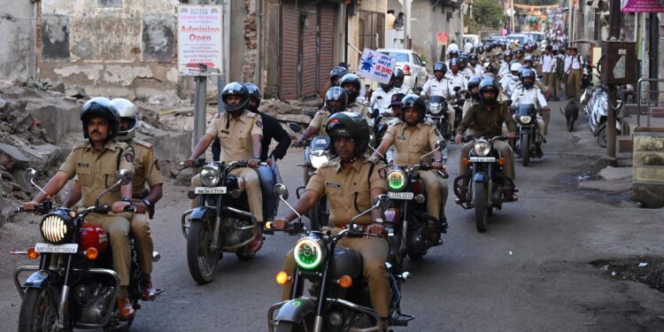 हेल्मेटचा वापर करण्यासाठी जिल्हा पोलीस दलातर्फे हेल्मेटसह मोटार सायकल रॅली