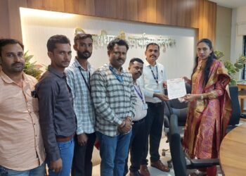 शालेय क्रीडा स्पर्धा आयोजित करण्यासंदर्भात प्रहार शिक्षक संघटनेचे जि. प. अध्यक्षा डॉ. सुप्रिया गावीत यांना निवेदन