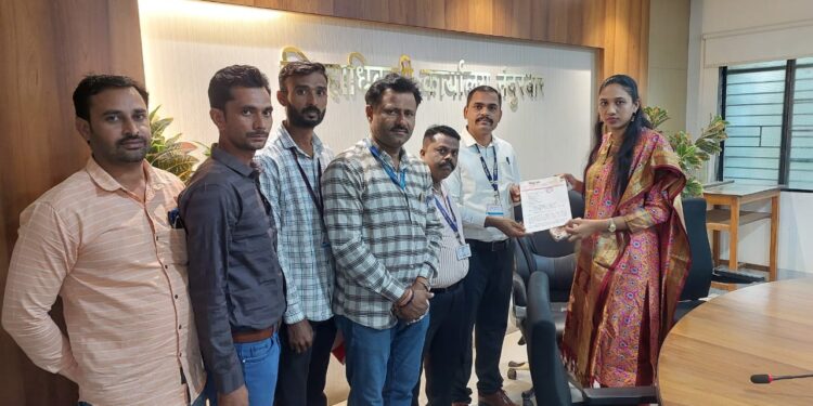 शालेय क्रीडा स्पर्धा आयोजित करण्यासंदर्भात प्रहार शिक्षक संघटनेचे जि. प. अध्यक्षा डॉ. सुप्रिया गावीत यांना निवेदन