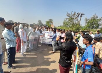 साखर कारखानदार व गूळ उद्योजक मालकांच्या विरोधात एकलव्य आदिवासी युवा संघटनेतर्फे रास्ता रोको आंदोलन