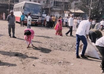 शहादा बस स्थानक आगारात रासेयो एककाच्या वतीने राबविण्यात आले स्वच्छता अभियान