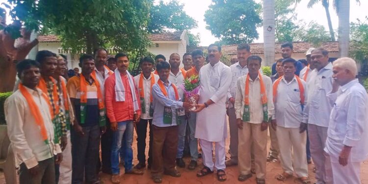 करडे ग्रामपंचायत सरपंच व सदस्यांनी केला भाजपात प्रवेश