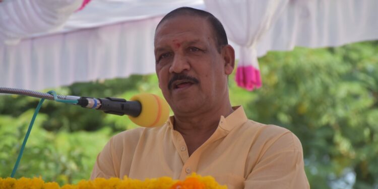 जिल्ह्यात इको टुरीझमस्थळे विकसित करण्यासाठी वनविभागाने आराखडा तयार करावा :पालकमंत्री डॉ. विजयकुमार गावीत