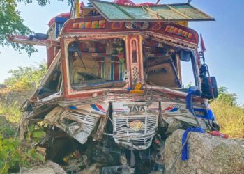 कांद्यानी भरलेला ट्रक ५० फुट खोल दरीत कोसळल्याने चालकाचा मृत्यू , सहचालक जखमी