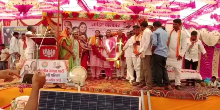 मोलगी येथे पालकमंत्री पदी ना. डॉ. विजयकुमार गावित यांची नियुक्ती झाल्या बद्दल भव्य सत्कार