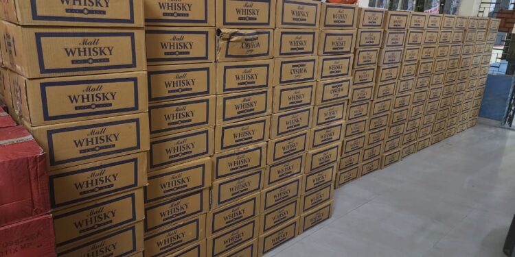 29 लाखाच्या बेकायदेशीर विदेशी मद्यासह 38 लाखांचा मुद्देमाल जप्त, स्थानिक गुन्हे शाखेची कारवाई