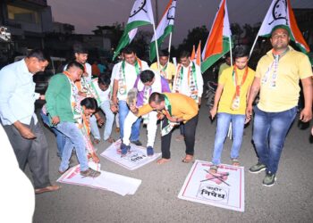 नंदूरबार येथे कृषिमंत्री अब्दुल सत्तार यांच्या प्रतिमेला राष्ट्रवादी पदाधिकाऱ्यांनी हाणले जोडे