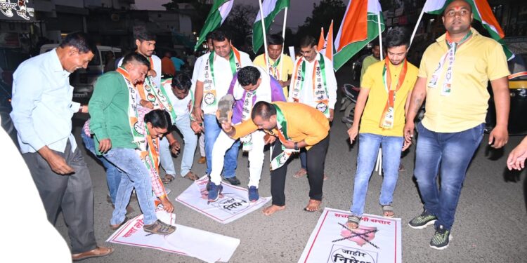 नंदूरबार येथे कृषिमंत्री अब्दुल सत्तार यांच्या प्रतिमेला राष्ट्रवादी पदाधिकाऱ्यांनी हाणले जोडे