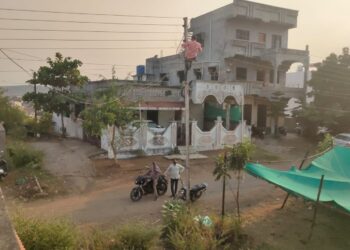 सुरक्षा कीट विना खाजगी वायरमनचा जीव धोक्यात, महावितरणाचे दुर्लक्ष