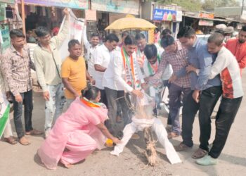 नवापूर येथे कृषि मंत्री अब्दुल सत्तार यांचा पुतळ्या जाळण्याचा प्रयत्न  