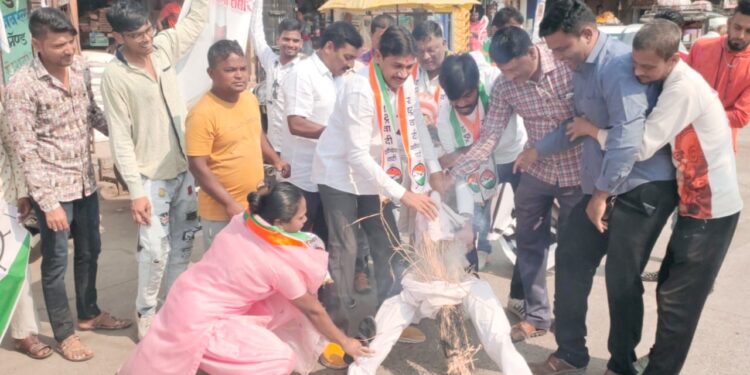 नवापूर येथे कृषि मंत्री अब्दुल सत्तार यांचा पुतळ्या जाळण्याचा प्रयत्न